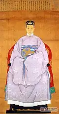 Noble woman wearing a long jacket with right side closure and a high collar. This is style of jacket is referred to as liling dajin changshan (立领大襟长衫).[58]