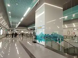 Concourse, in the middle is a station art column