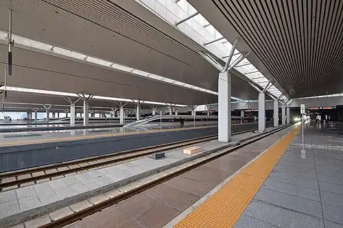 CRH380A EMUs at the station