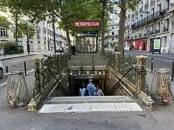 Access along Boulevard Raspail