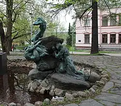 The fountain from the side