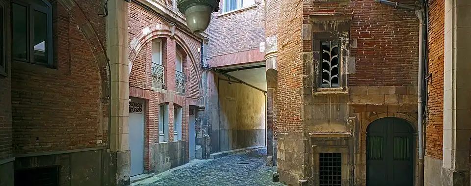 Passage to the court.