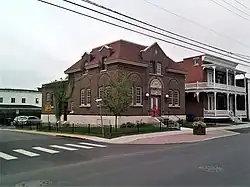 Cultural heritage sites: old post office and Louise-Pariseau house