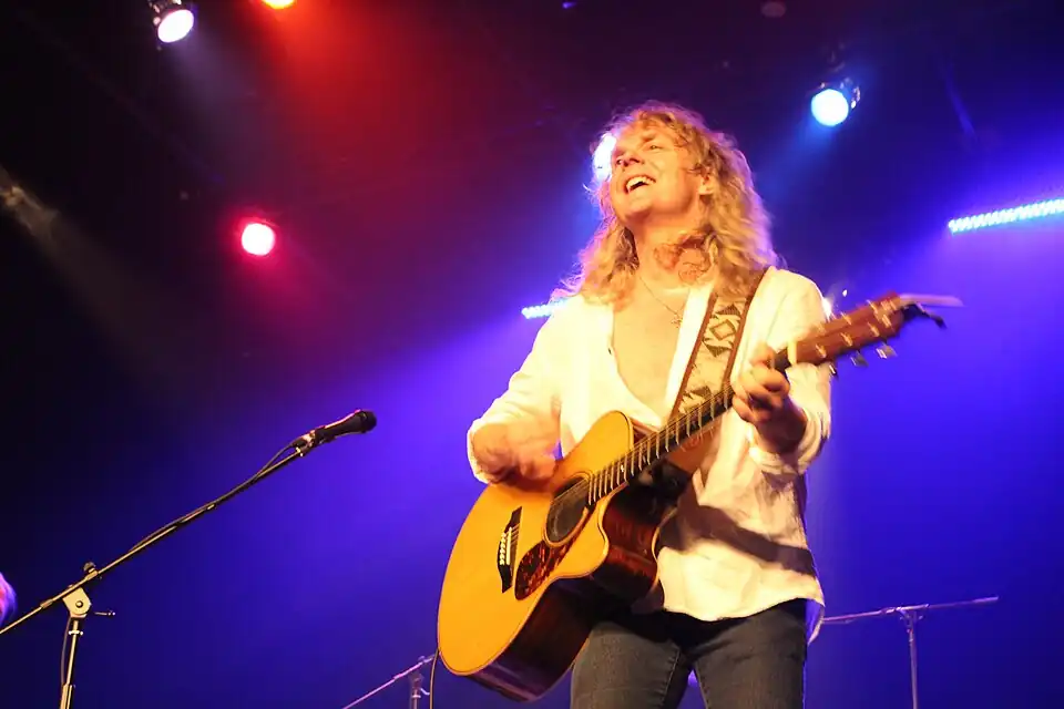 Carl Dixon playing solo acoustic rock.jpg