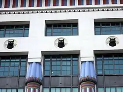 The cat motifs on the façade