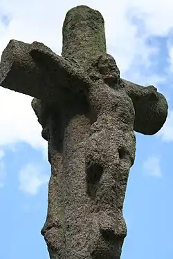 The calvary in the centre of the cloisters' lawn. It came from the Keralio château in Plougrescant. Before this Calvary was erected there had been a statue of Saint Yves on the lawn.