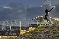 El Cristo Roto in the background