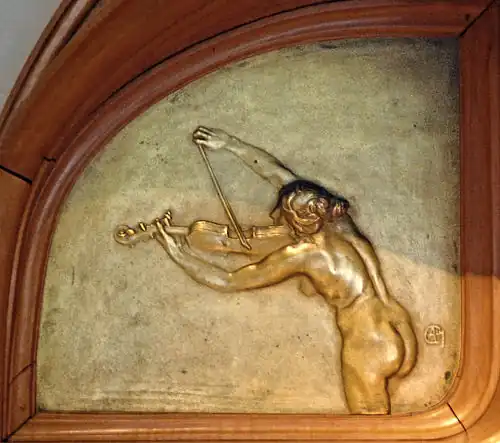 Woman playing a violin, bronze by Georges de Feure (1868–1943).(Musée des Arts Décoratifs)