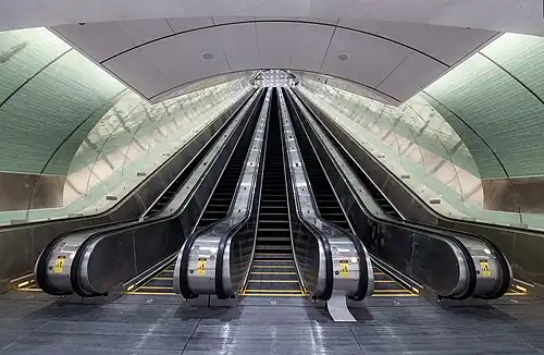 Escalator cavern connecting the concourse and mezzanine