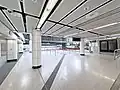 Empty waiting area for intercity through-trains in the concourse during the COVID-19 pandemic (May 2022)