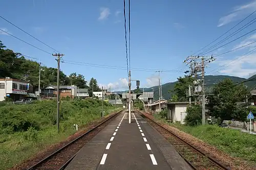 View of the station platform in 2006 looking in the direction of Tadotsu.