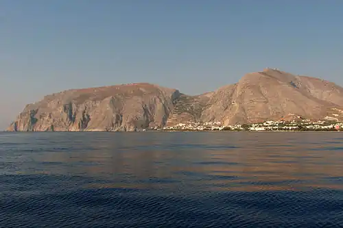 Kamari view from the sea. The peak of Mesa Vouno is on the left, that of Profitis Ilias on the right and the meandering road to Ancient Thera in between.