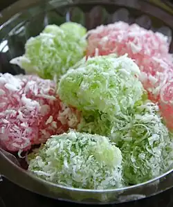 Khanom tom, a Thai glutinous rice confection similar to klepon/onde-onde/buah melaka