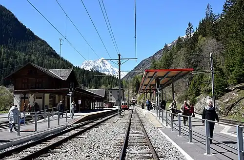 Platform shelter next to double track with side platforms