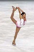 Two-handed Biellmann spiral (Side view) (Mirai Nagasu)