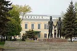The Gymnasium as seen from the Spartakovsky Pereulok, with the Monument Oath of the Youth in front in 2007.