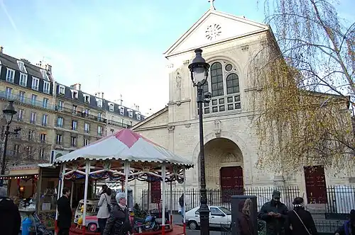 The facade on Place Jules Joffrin