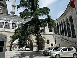 The hünkâr kasrı: a ramp on the right leads to the sultan's pavilion (private lounge) connected to the mosque on the left