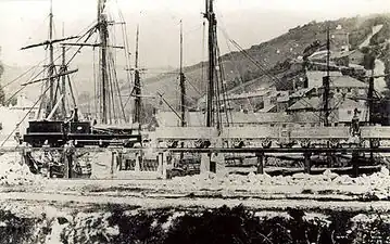 Steam locomotive ‘Pentewan’ with a train on the pier