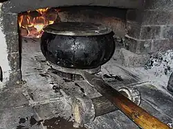 Chugunok with a long handled ukhvatand lifting roller