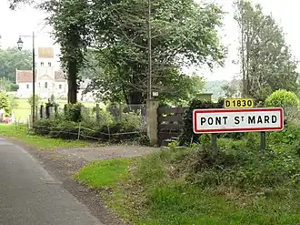 The road into Pont-Saint-Mard