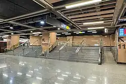 Line 6 platform transfer stairway to Line 11