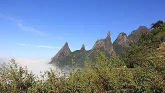 Peaks (from left to right): Escalavrado, Dedo de Nossa Senhora, Dedo de Deus, Cabeça de Peixe and Santo Antônio.