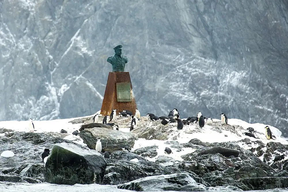 Bust of Captain Luis Pardo Villalón
