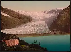 Glacier heading towards the water