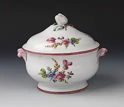 Sopera de porcelana.