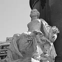 La imagen muestra una de las cuatro figuras alegóricas ubicadas en los vértices de la Escultura "Francia a la Argentina". En este caso se observa la relativa a la Ciencia y Progreso.