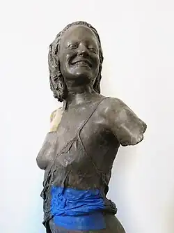 "Mirando al mar". Escultura figurativa en bronce con juego de pátinas