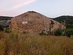 Pintadas en la parte trasera de la Casa de la Condesa contra del pantano propuesto y finalmente desechado durante el último cuarto del siglo XX que pretendía anegar los valles de los ríos Pirón y Viejo