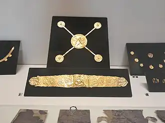 Joyas de oro de una mujer joven (siglo II&nbsp;a.&nbsp;C.)