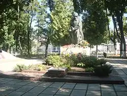 Monumento a los muertos de la Segunda Guerra Mundial, erigido en 1957.