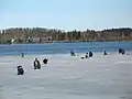 Pescadores en el río helado en Imatra