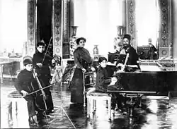 La familia de Taghíyev en su mansión