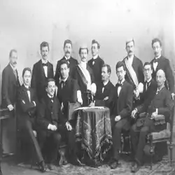 La Asociación de Estudiantes Judíos de Leipzig, con Buber en el centro rodeado de otros miembros (1899)