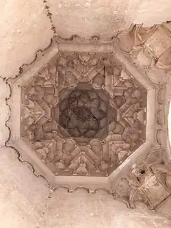 Pequeña cúpula de mocárabe dentro del mihrab de la Mezquita de Tinmel (mediados del siglo&nbsp;XII)