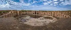 Restos (parcialmente reconstruidos) del Gran Serdab o Birka Handasiyya, una sala hundida alrededor de un gran estanque circular, dentro del palacio Dār al-Khilāfa (alrededor de 836 o después)[40]​