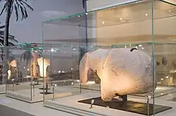 Un fragmento de una talla antigua de un équido en piedra, del 8100 a. C., encontrada en Al-Magar. Mide 86 cm de largo, 18 cm de grosor y pesa más de 135 kg.[8]​