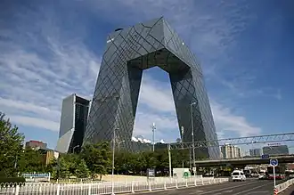 Sede de la Televisión Central de China (2004-2009) en Pekín, icónica obra de Koolhas en el extranjero