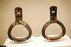 El estribo doble más antiguo que existe, procedente de la tumba de Feng Sufu, un noble chino Han de la dinastía Yan del Norte, del año 415 d.&nbsp;C. Descubierto en Beipiao, Liaoning.