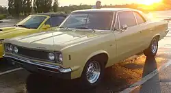 AMC Rebel 2-puertas hardtop de 1969 con las llantas cambiadas