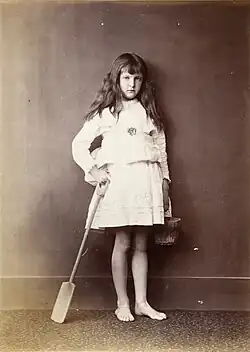 Xie Kitchin con una pala y un cubo, por Lewis Carroll en 1873.