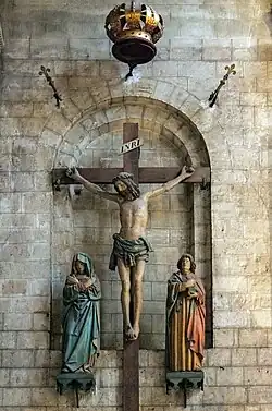 Crucifixión frente a una abertura amurallada que da al portal amurallado occidental.