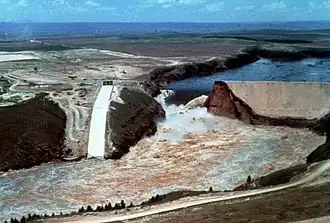 La brecha se ha ensanchado casi por completo. Las obras de desagüe están completamente inundadas de agua fangosa.