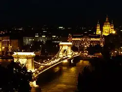 Puente de las Cadenas por la noche