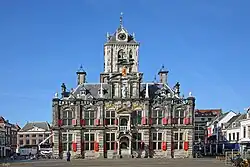 Ayuntamiento de Delft (1618-1620), de Hendrick de Keyser, muy alterado con el tiempo, fue restaurado a su apariencia renacentista
