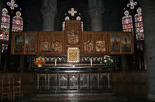Retablo neogótico de la basílica de Saint-Materne, de Léopold Blanchaert (1901).